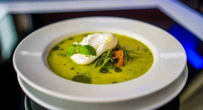 Szef kuchni zdradza, jak zrobić wiosenną zupę z naleśnikami. Prosta, a wygląda jak z najlepszej restauracji