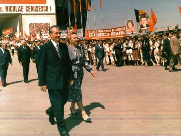 Nicolae Ceaușescu wraz z żoną witani przez rodaków, 1986 rok (fot. Fototeca online a comunismului românesc, 44226X4983X5732, dostęp: 27 stycznia 2018 roku).
