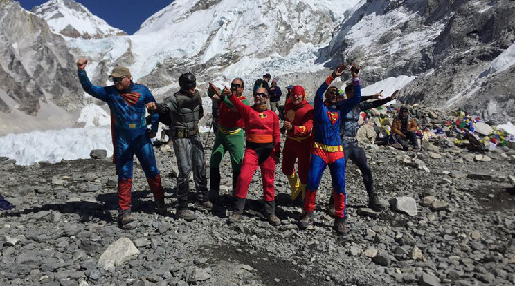 A brit hegymászók szuperhősnek öltözve másztak hegyet jótékonyságból /Fotó: Northfoto