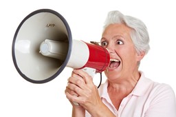 Starzy walczą, młodzi leżą: Mieli być bierni i konserwatywni, a wyszli na ulice bronić demokracji