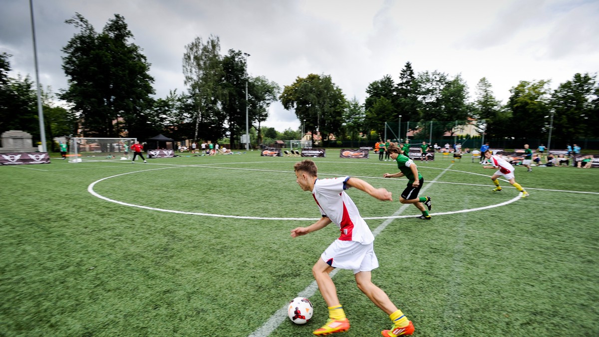 Już w najbliższy weekend - 10-11 sierpnia rozegrany zostanie finał mistrzostw Polski Ligi Nike Playarena. Na stadionie Polonii Warszawa zmierzą się 32 najlepsze piłkarskie szóstki z całego kraju. Zawodnicy rywalizować będą nie tylko o tytuł mistrza Polski; wyróżniający się piłkarze otrzymają powołania do reprezentacji Polski w piłce nożnej sześcioosobowej, która już w październiku zagra na MiniEuro w Grecji.