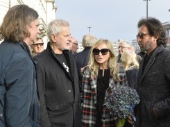 Tylko czekać, aż posypią się gromy... Monika Olejnik z 'jęzorem' na plecach na pogrzebie Edwarda Dwurnika. FOTO