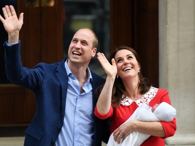 Książę William i księżna Catherine z nowo narodzonym synem