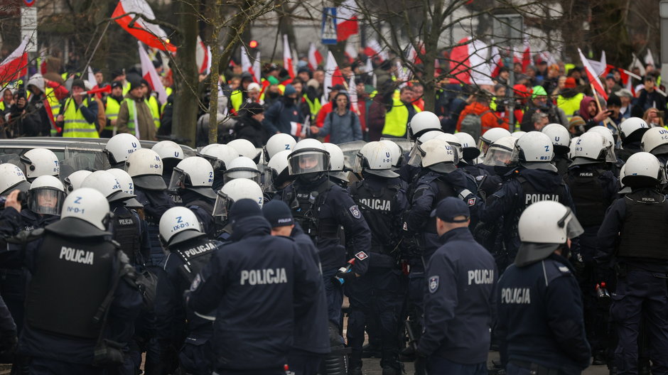 Policja poszukuje najbardziej agresywnych uczestników zamieszek przed Sejmem