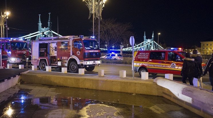 Füst miatt leállt a 4-es metró - Fotó: Blikk