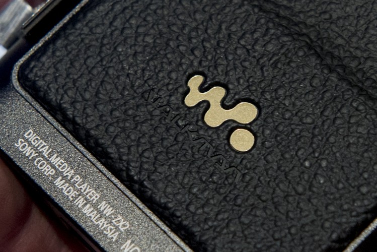 Czy na rynku jest jeszcze miejsce dla legendarnego Walkmana? Sony wierzy, że jest. Nowoczesny multimedialny odtwarzacz od japońskiego giganta robi w Las Vegas prawdziwą furorę. Ten entuzjazm może jednak schłodzić dość wysoka cena urządzenia, które ma kosztować ponad 1000 dolarów.