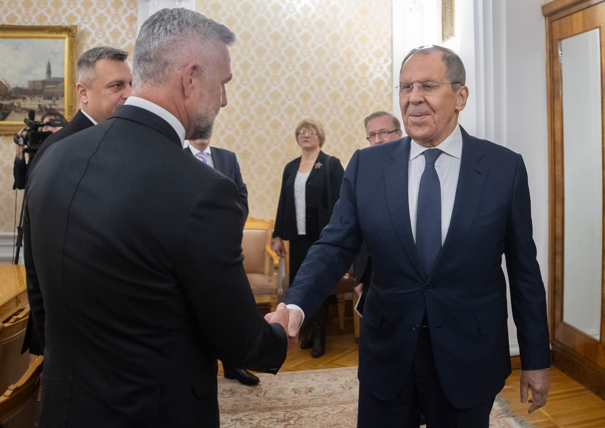 Ruský minister zahraničných vecí Sergej Lavrov a podpredsedovia NR SR Tibor Gašpar (Smer-SD). 