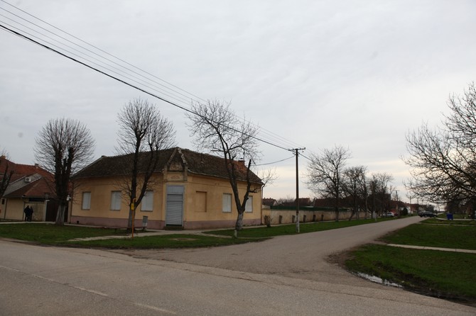 Naši stari nikad nisu iznosili đubre iz kuće posle zalaska sunca, jer su verovali da tako privlače siromaštvo