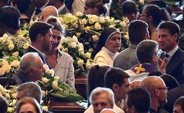 Państwowy pogrzeb ofiar katastrofy w Genui. Część rodzin wybrała prywatne ceremonie. Niektóre na znak protestu