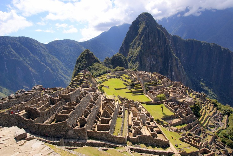 2. miejsce: Machu Picchu (Peru) – najlepiej zachowane miasto Inków, w odległości 112 km od Cuzco. Położone jest na wysokości 2090-2400 m n.p.m., na przełęczy pomiędzy Wayna Picchu i Machu Picchu w Andach Peruwiańskich. Poniżej płynie rzeka Urubamba.