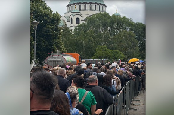 ŽENA KOŠARKAŠA U KILOMETARSKOM REDU ISPRED HRAMA Satima čekala da se pokloni Pojasu: "Molitva majke za svoje dete" (Video)