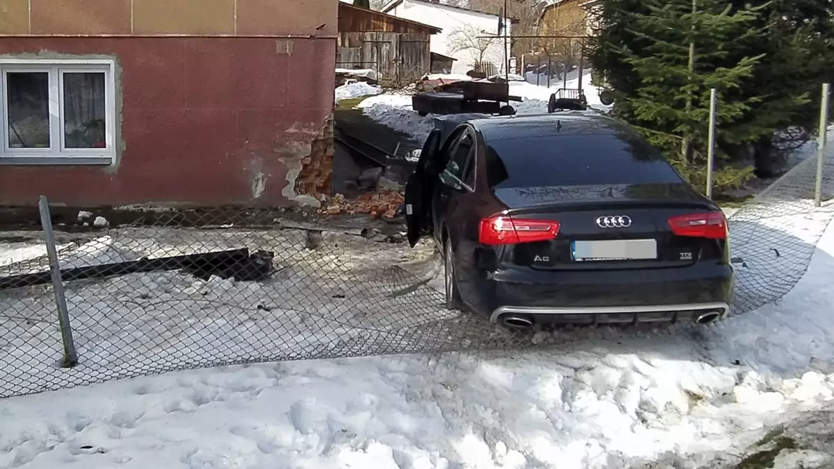 Pijany kierowca Audi wjechał w dom