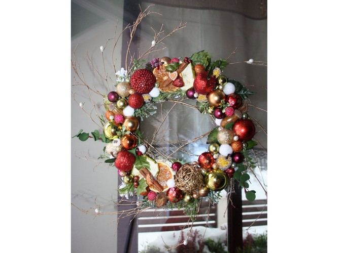 Kolorowy wianek bożonarodzeniowy z brokatowymi jabłuszkami, suszonymi owocami, nietypowymi bombkami, liśćmi i gałązkami. Autorka: Marta Jarosińska-Mańka