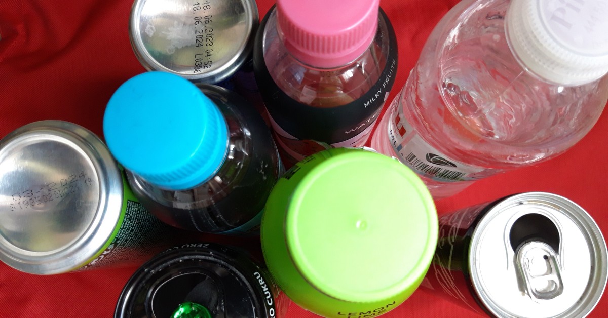 Gminy drżą przed systemem kaucyjnym. MKiŚ zapewnia: Recykling się poprawi