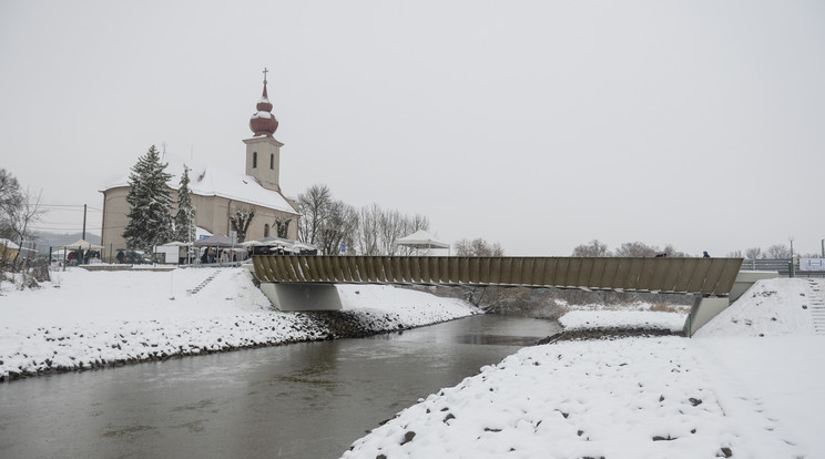 Az Őrhalom és Ipolyvarbó között megépült új Ipoly-híd a felvidéki Ipolyvarbón az átadás napján, 2023. december 1-jén. / Fotó: MTI/ Komka Péter