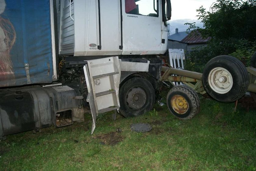 Makabra. Z citroena została metalowa kula, a tir...