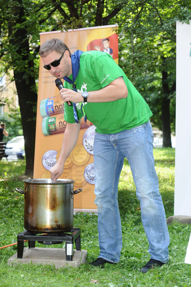 Tomek Karolak podczas gotowania barszczu dla harcerzy z okazji 100-lecia ZHP