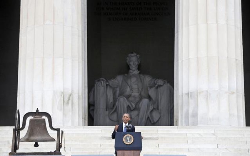 Obama drži govor ispred memorijalnog centra Abrahama Linkolna - zvono pored američkog predsednika zvonilo je u crkvi iz 16. veka St. Baptist u Birmingemu, Alabama, koja je bombardovana 18 dana nakon Marša na Vašington, kada su poginule četiri devojčice
