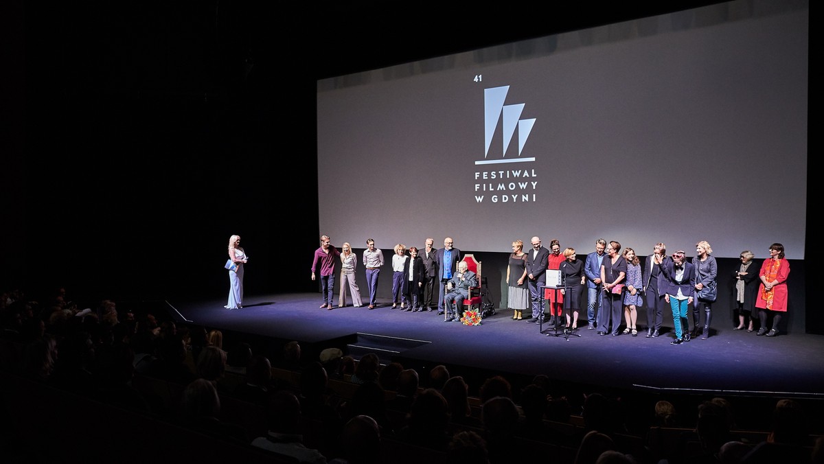 Kilkuminutowymi oklaskami zakończył się czwartkowy pokaz specjalny nowego filmu Andrzeja Wajdy "Powidoki" na festiwalu w Gdyni. "Uczysz szlachetnego patriotyzmu"; "dzięki tobie nie tracimy nadziei" – dziękowali reżyserowi aktorzy.