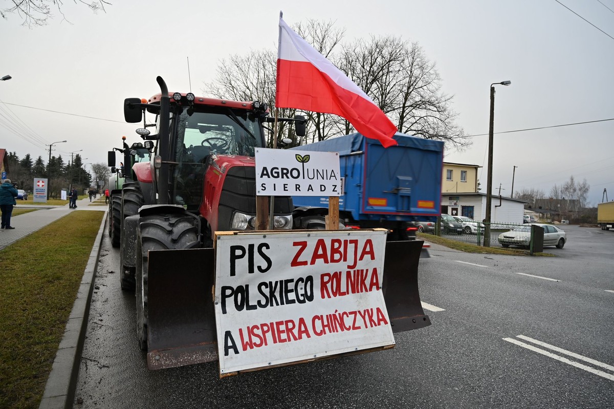 Rolnicy przygotowują się do blokady drogi w miejscowości Wróblew (woj. łódzkie), Michałowski