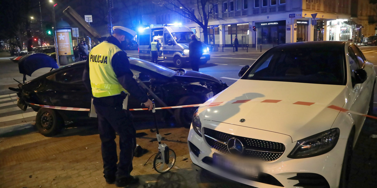 Warszawa. Wypadek z udziałem radiowozu, ranny policjant