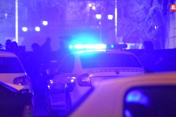 (VIDEO) KARAMBOL U ZEMUNU Vozač izgubio kontrolu nad autom i zakucao se u parkirane automobile: Plastika rasuta svuda