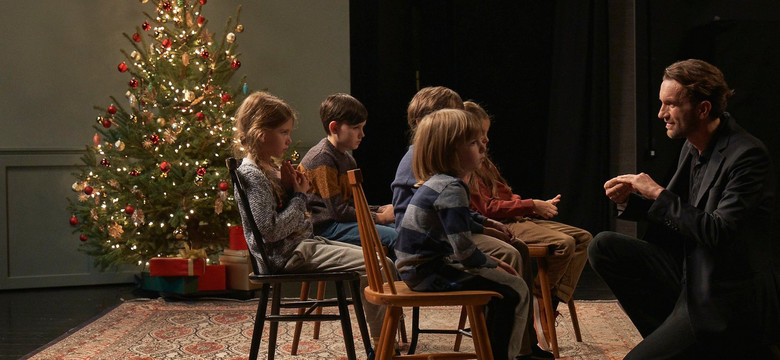 Święta to czas (u)dawania – niezwykłe lekcje aktorstwa w nowej kampanii świątecznej SOS Wiosek Dziecięcych