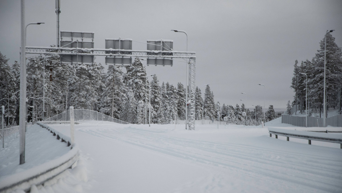 W przyszły czwartek fińska straż graniczna może otworzyć przejścia na wschodniej granicy – podało radio Yle. Najbardziej popularne punkty kontroli na południowym odcinku granicy z Rosją (tj. w kierunku na Petersburg i Moskwę) mogą zostać otwarte już 14 grudnia o północy.