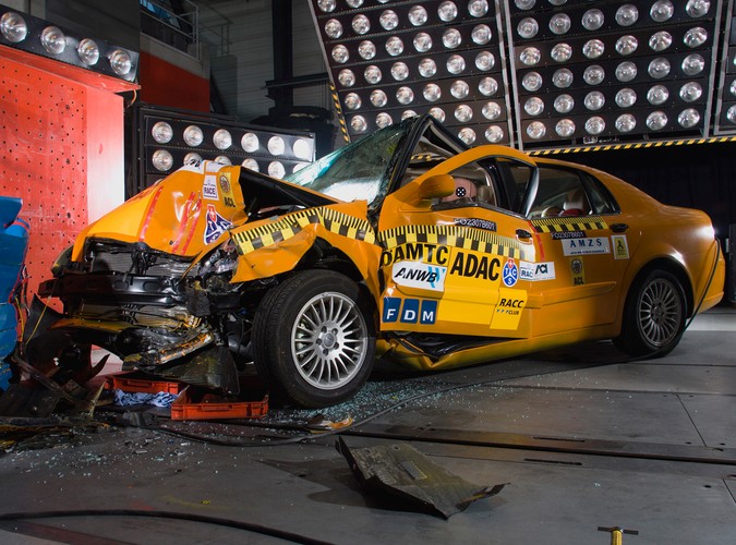 Samochód jechał 64 km/h i stroną kierowcy (40 proc. szerokości auta) uderzył w ścianę - symulacja 'czołówki'.