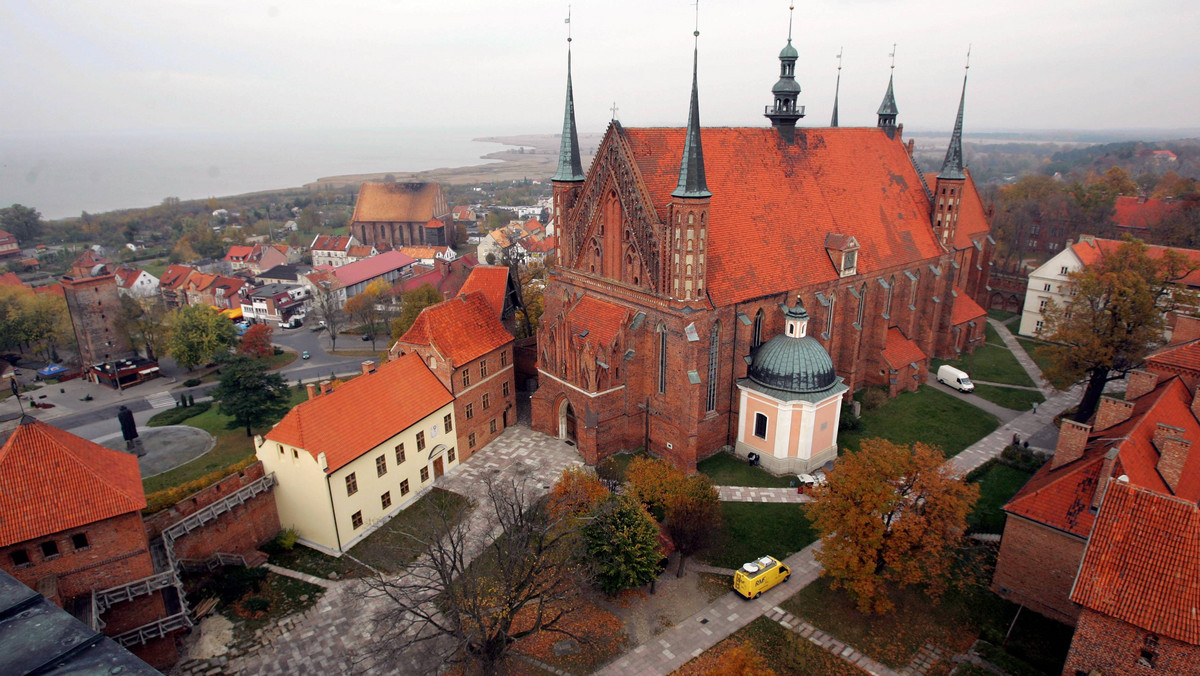 Naukowcy otworzą kryptę biskupa Krzysztofa Andrzeja Jana Szembeka w kaplicy Zbawiciela archikatedry we Fromborku. Zbadają sposób pochówku, sprawdzą, czy krypta była wcześniej otwierana, i czy nie została sprofanowana w 1945 roku.