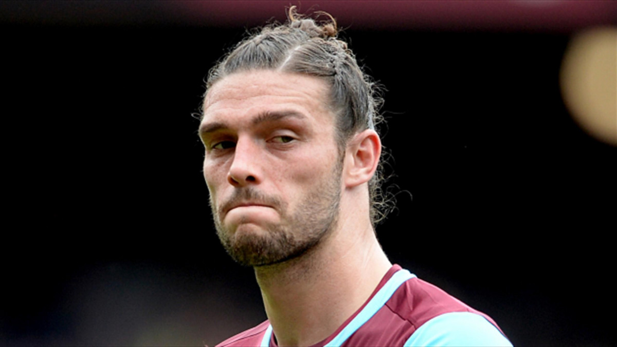 Chwile grozy przeżył w środę napastnik West Ham United Andy Carroll. W czasie powrotu do domu dwóch motocyklistów zajechało mu drogę i wymachując bronią, próbowało zmusić do zatrzymania jego samochodu. Na szczęście 27-letniemu piłkarzowi udało się wymknąć z zasadzki.