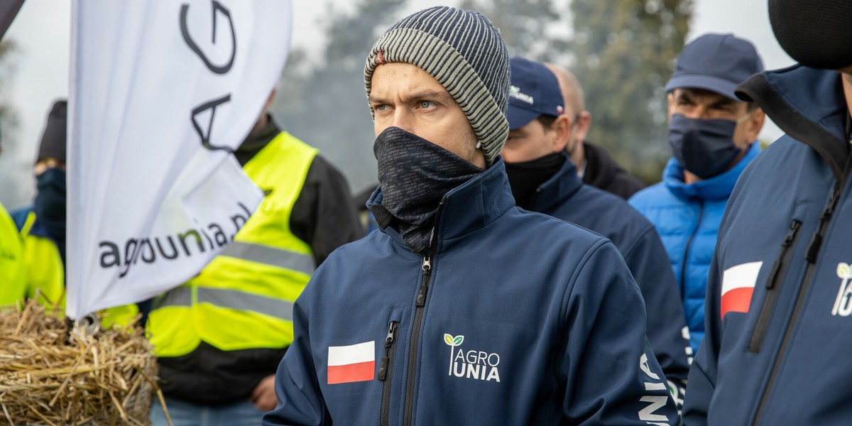 W zamieszczonym w poniediałek na Facebooku filmie lider AGROunii Michał Kołodziejczak powiedział, że jest zadowolony z decyzji UOKiK o ukaraniu Biedronki.