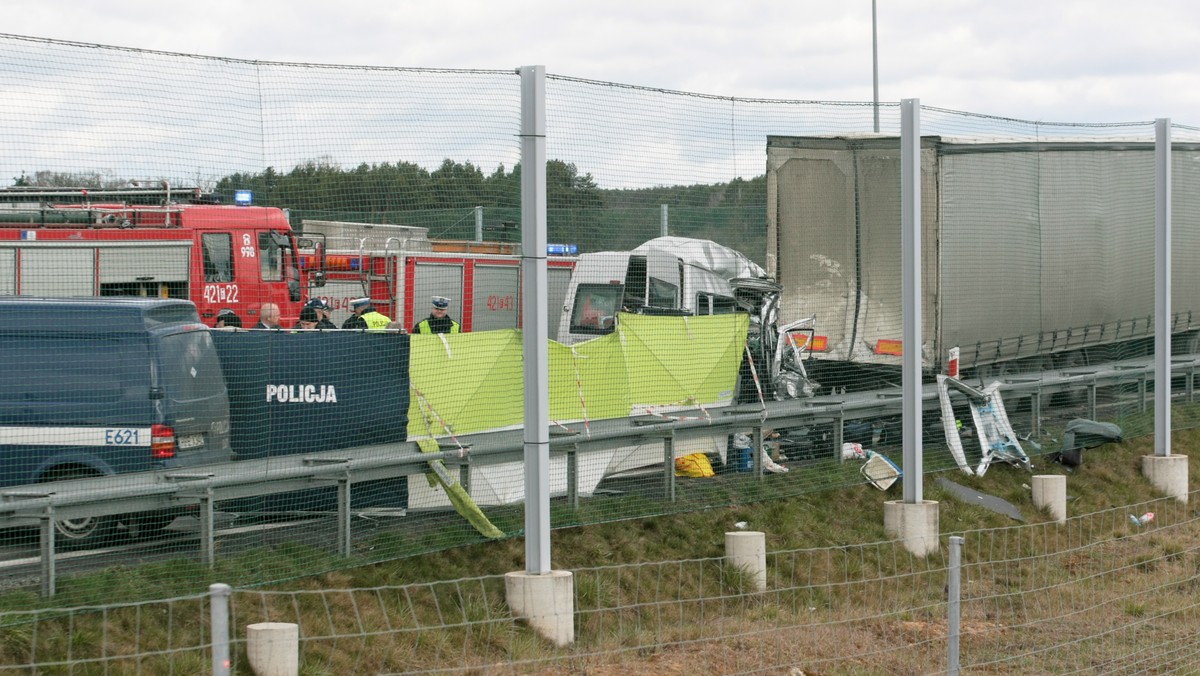 Przywrócono ruch na trasie S3 w powiecie świebodzińskim (Lubuskie), gdzie we dzisiaj rano w wypadku zginęło sześć osób podróżujących busem. Droga była zamknięta przez kilka godzin na kierunku Sulechów – Świebodzin.