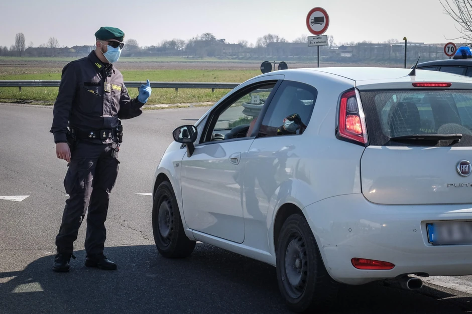 Ograničena putovanja na severu Italije - policijska provera kod gradića Kasalpusterlengo