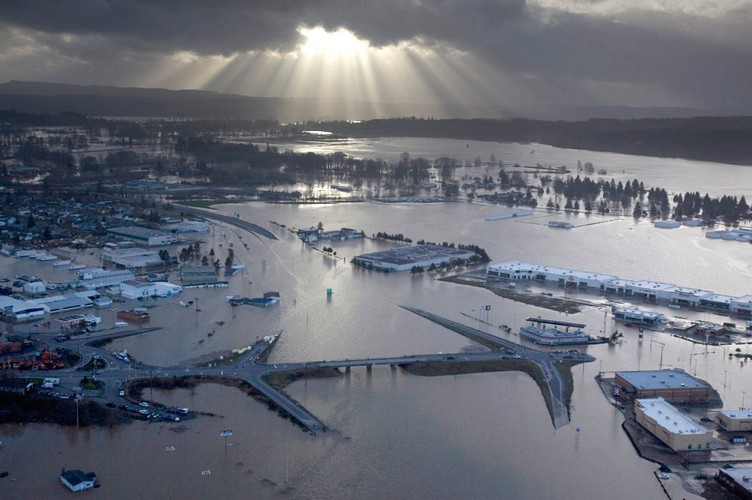 Huragan przeniósł się już do sąsiadującej ze stanem Waszyngton kanadyjskiej prowincji Kolumbia Brytyjska.
Żywioł stopniowo słabnie