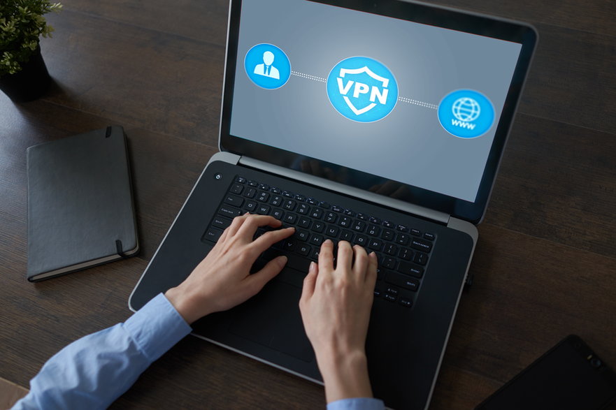 Usługa VPN przydaje się szczególnie w sytuacji, w której użytkownik łączy się często z niezabezpieczoną siecią, która jest narażona na przejmowanie połączeń przez hakerów lub szkodliwe oprogramowanie. 