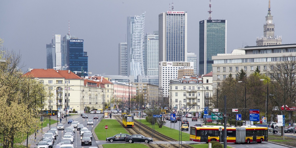 Prezydent Warszawy Rafał Trzaskowski chce zakazu wjazdu do centrum starych samochodów.