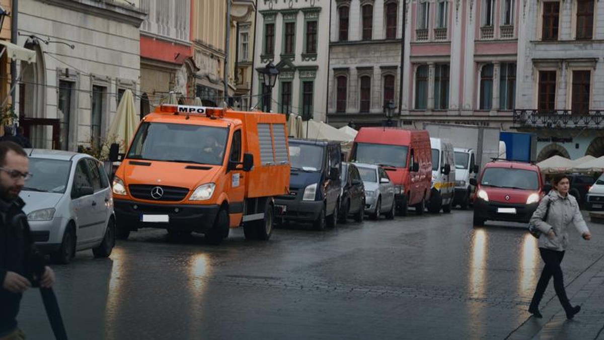 Zamiast ciężkich samochodów, krążących wokół Rynku i trujących spalinami przechodniów, część towarów do restauracji, pubów czy sklepów mogliby rozwozić dostawcy na rowerach. To nowy pomysł władz miasta, mający ograniczyć ruch aut na głównym placu miasta.