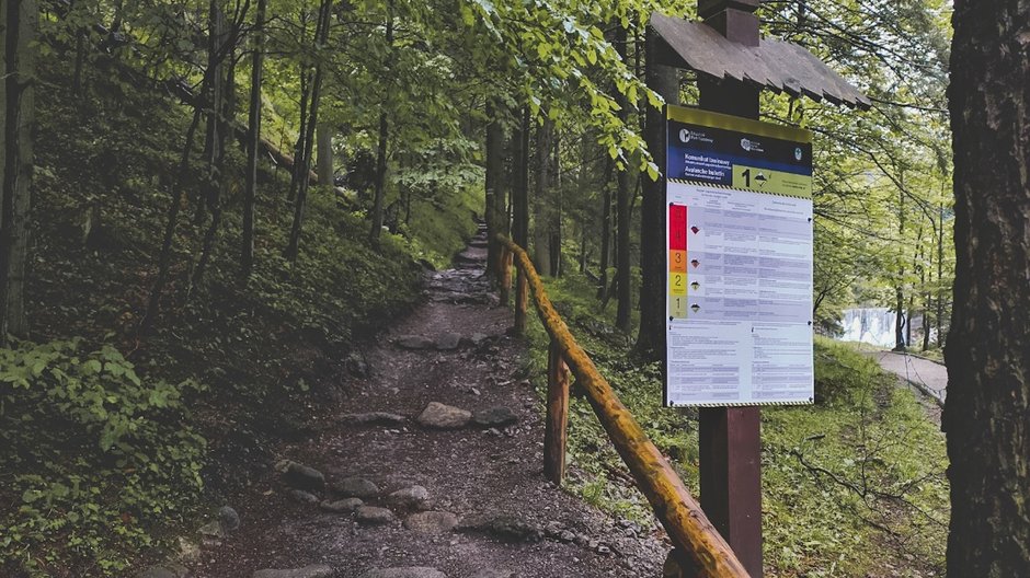 Przed kasą biletową odbijamy mocno w prawo