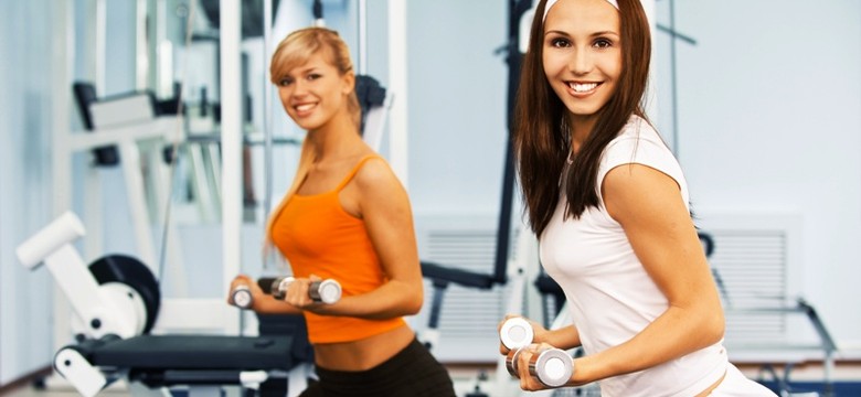 Trening na siłowni może fatalnie wpływać na... kondycję włosów!