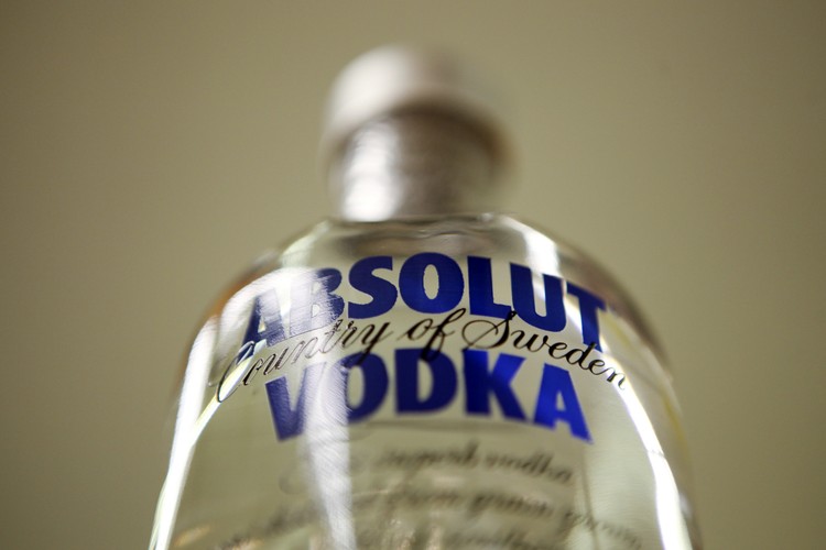 <b>Pernod Ricard (Francja, pozycja na świecie: 15)</b><br>Pernod Ricard produkuje między innymi Absoluta, Becherovkę, whisky Chivas Regal czy wódkę Wyborową. Choć kojarzy się z tradycyjną firmą, to jest bardzo innowacyjny, dzięki dyrektorowi marketingu Martin Rileyowi. <br> Dwa lata temu Riley zebrał grupę, którą nazwał Breakthrough Innovation Group (BIG). Jej zadaniem jest badać odczucia klientów i zgodnie z nimi ulepszać produkty – dokładnie tak jak robią to firmy z branży technologicznej. <br>Oprócz tego w laboratoriach Pernod Ricard rodzą się innowacyjne pomysły na trunki. Na przykład w Australii już testowane jest połączenie wina musującego z wódką – Absolut Tune.