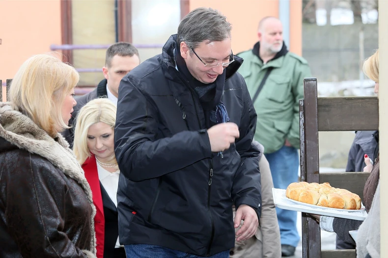 Žene iz Sigurne kuće sačekale su premijera Vučića sa hlebom i solju