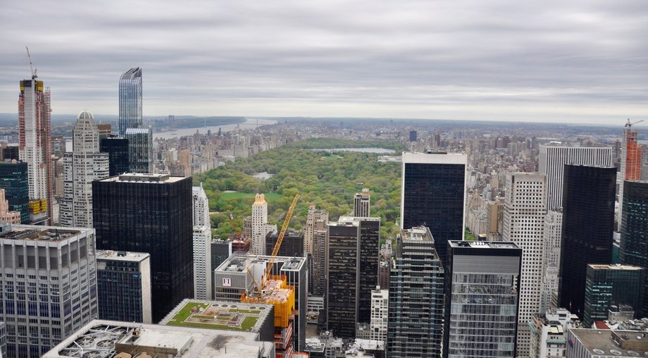 Central Park ma powierzchnię większą niż Księstwo Monako - 341 hektarów. Nie jest tworem naturalnym, a zaprojektowanym - jego budowa trwała 15 lat w połowie XIX wieku. To w sąsiedztwie Central Parku są apartamenty zaliczane do najdroższych na świecie. Park jest "zamykany" między godz. 1 w nocy a 6 nad ranem. Po lewej stronie widać rzekę Hudson - trzy razy szerszą od Wisły. To na niej w 2009 roku awaryjnie lądował kapitan Sully Airbusem A320. 