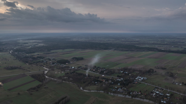 Widok na wieś w województwie mazowieckim, z góry wyraźnie widać kto czym pali