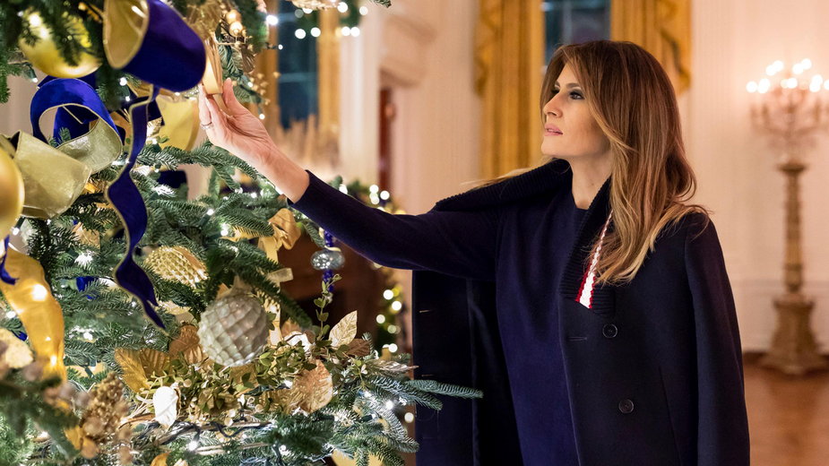 Melania Trump przygotowująca dekoracje świąteczne w 2018 r.