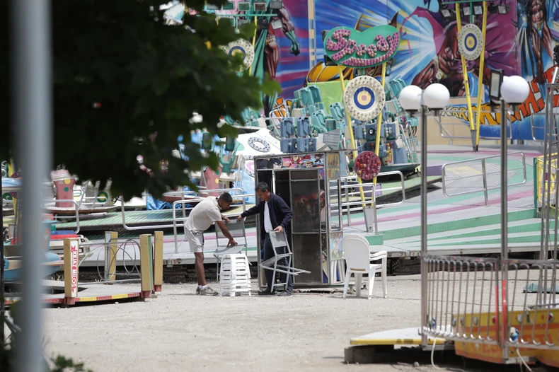 Zaposleni u luna parku u Inđiji 