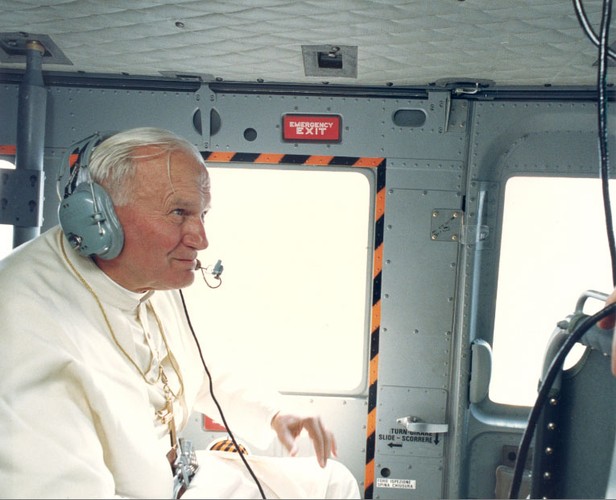 Unikalne fotografie Ojca Świętego w filmie 'Apartament' (fot. Arturo Mari)