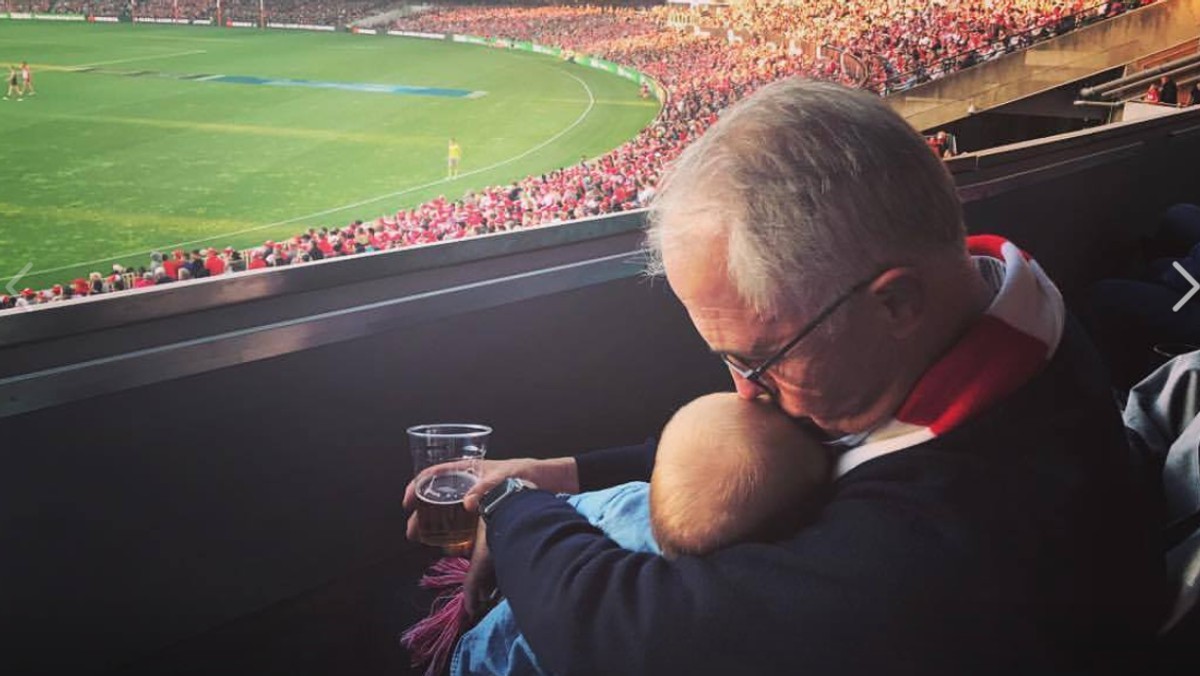 Premier Australii Malcolm Turnbull opublikował na Facebooku zdjęcie zrobione podczas Australian Football League. Jedną ręką trzyma na nim wnuczkę, a drugą... piwo. Nie wszystkim internautom spodobało się takie zestawienie.