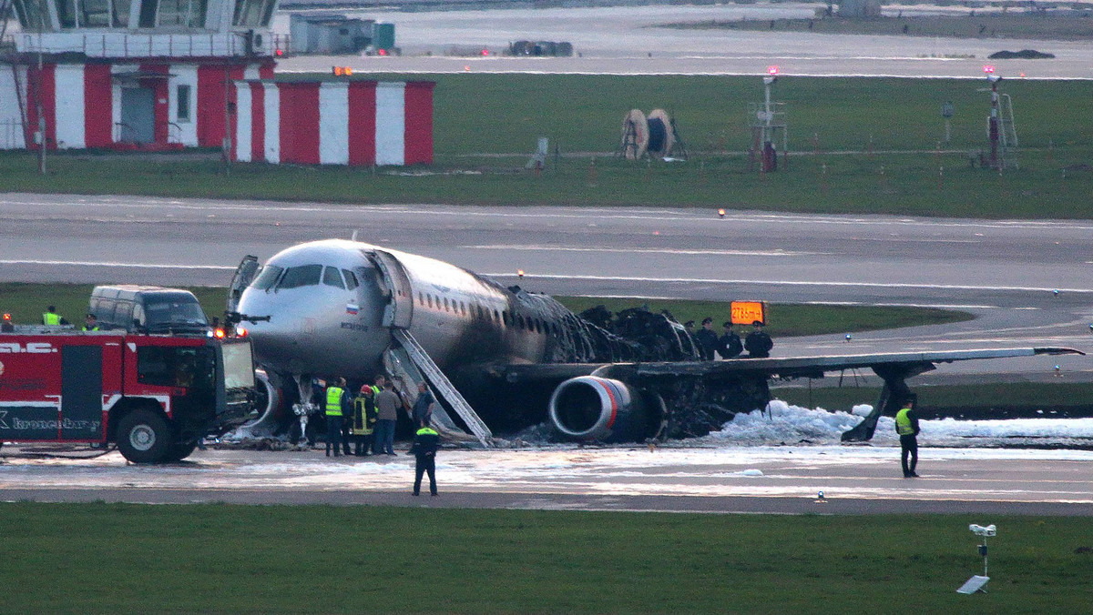 Możliwe przyczyny katastrofy samolotu Suchoj Superjet 100, w którym wczoraj wybuchł pożar w czasie awaryjnego lądowania na lotnisku Szeremietiewo w Moskwie, to niewystarczające kwalifikacje pilotów i kontrolerów, usterka techniczna oraz warunki meteorologiczne.