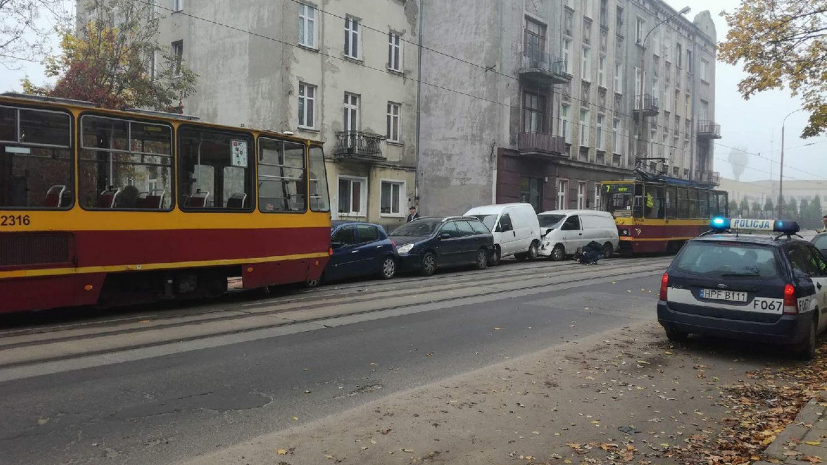 Dziś około 7 rano na ulicy Przybyszewskiego, tuż przed skrzyżowaniem z Kilińskiego zderzyły się dwa tramwaje i cztery auta. Jedna osoba trafiła do szpitala, ulica w kierunku placu Niepodległości jest nieprzejezdna.